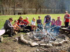 Bild von Hortkinder am Lagerfeuer in den NaturParkWelten Grit Lemnitzer