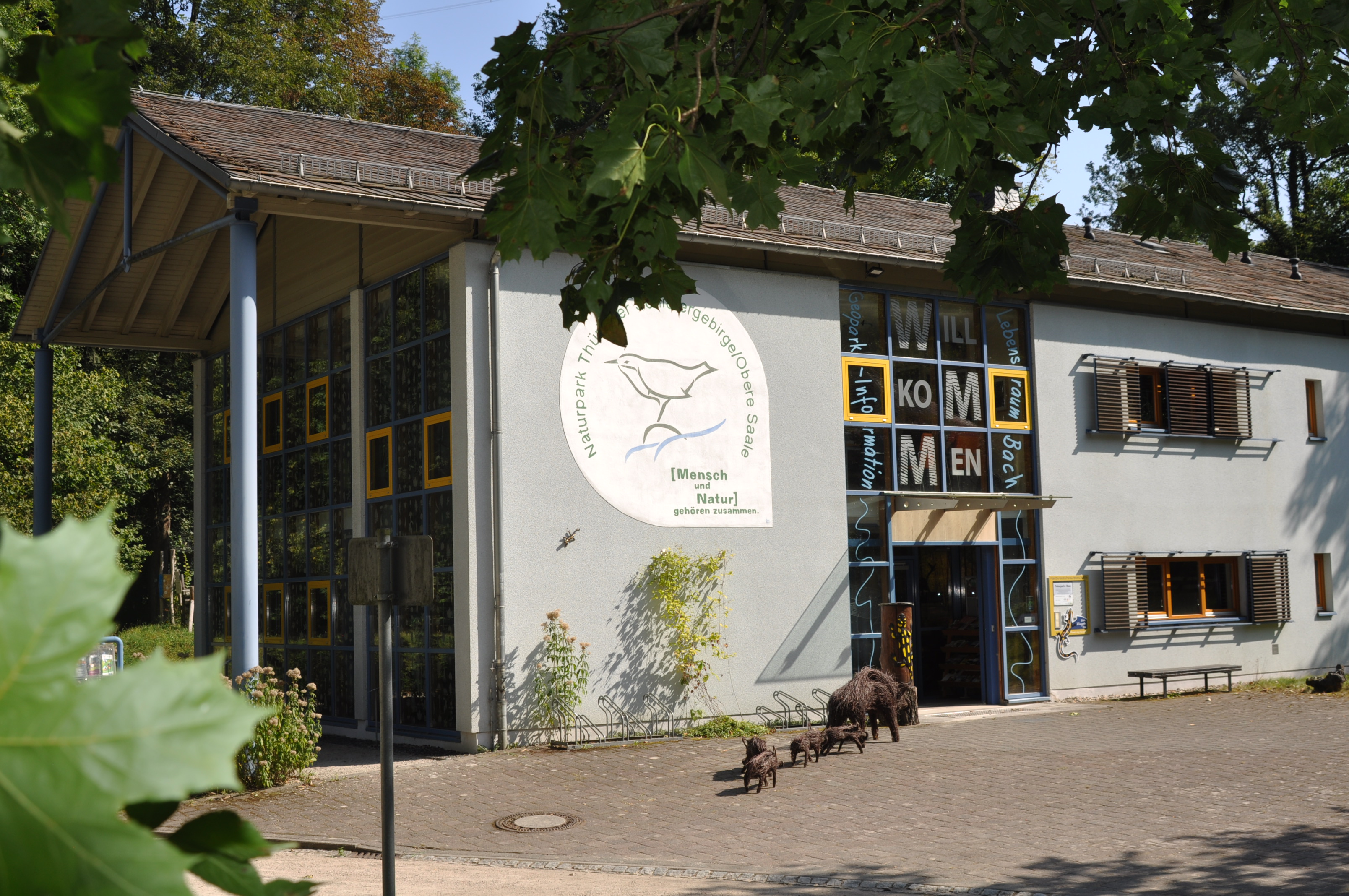 man sieht das Naturpark Haus vom Eingang her