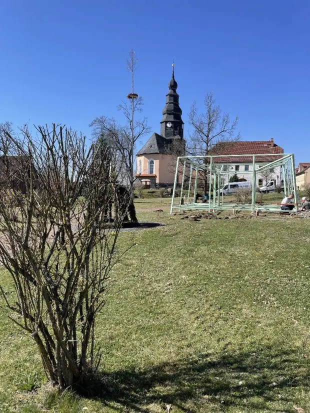 "Horst" heißt Sie willkommen im LTT Wiese mit dem Gerüst "HORST" im Hintergrund die Kirche von Dreba