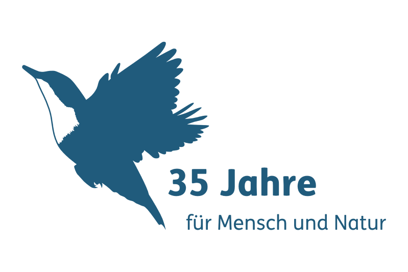 Abbildung einer Wasseramsel im Flug. Daneben steht: 35 Jahre Naturpark. für Mensch und Natur.