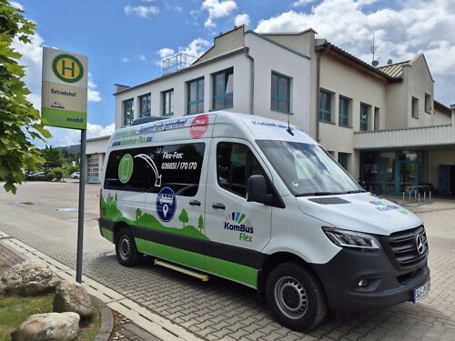 KomBus Flex Bus steht an einer Bushaltestelle