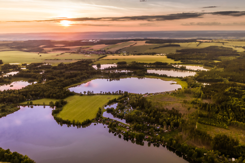 Luftaufnahme vom Land der Tausend Teiche bei Abenddämmerung